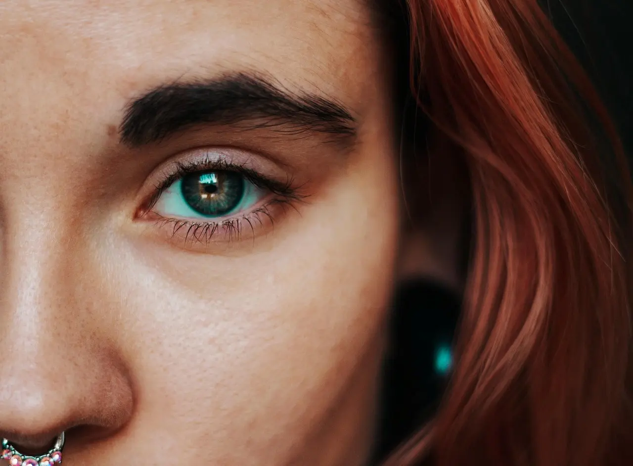 Hvordan former jeg mine øjenbryn med en øjenbrynsblyant?